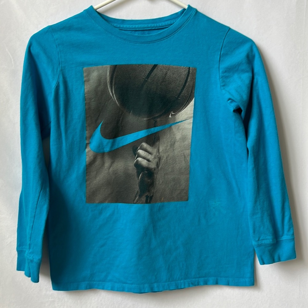 Nike long sleeve basketball boys shirt‎ Size M